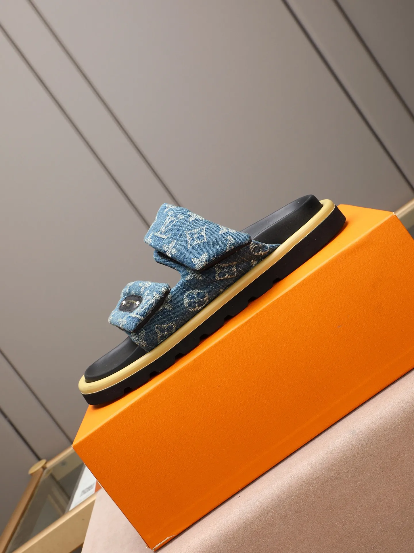 PP360 [LOUIS VUITTON] Louis Vuitton, LV printing, men's and women's slippers are on the market. The drawer box packaging comes with a cloth bag and a card. The upper pattern looks very soft and waxy, and it is a super versatile leg slimming tool. Fabric: imported denim/canvas/old fabric, LV hardware LOGO, official website pattern printing, comfortable to wear, feet: high-elastic PU water table. Sole: foam sole, heel height: about 5cm. Code number: 35-46, 35, 45, 46 are custom-made and non-returnable. Color: multiple colors and styles available.